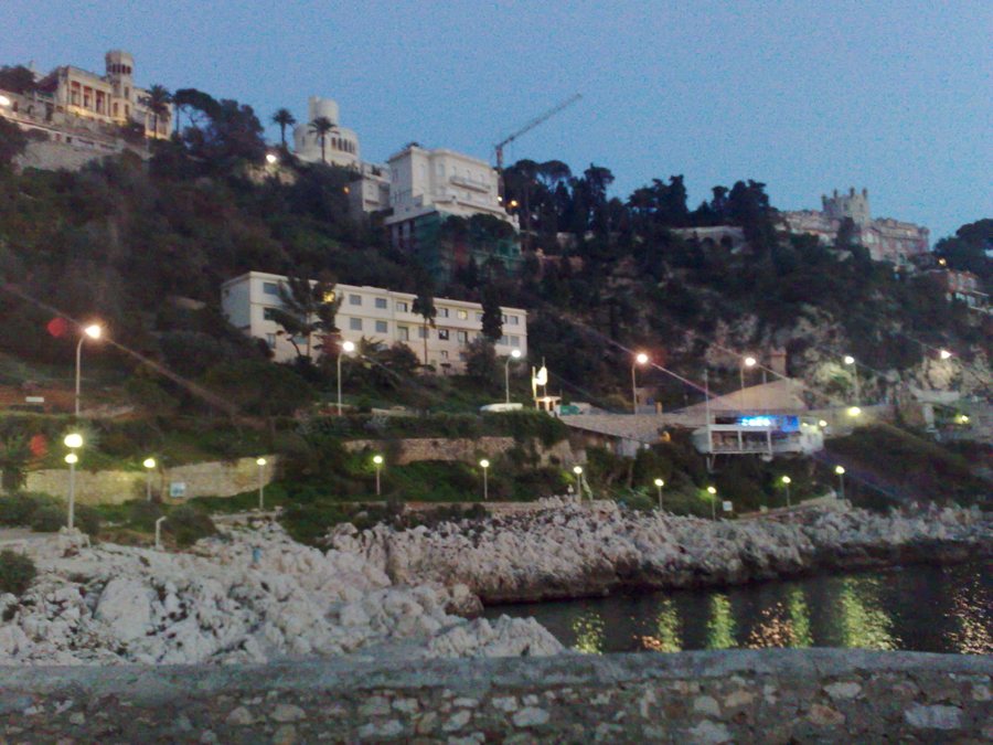 Beleuchtete Küste von Nizza am Abend