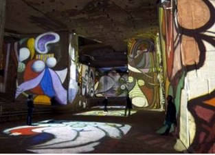 Les Baux de Provence (PACA): Picasso's Universum im Spiel von Licht, Farbe und Musik