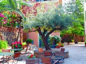 Gartenrestaurant auf Korsika